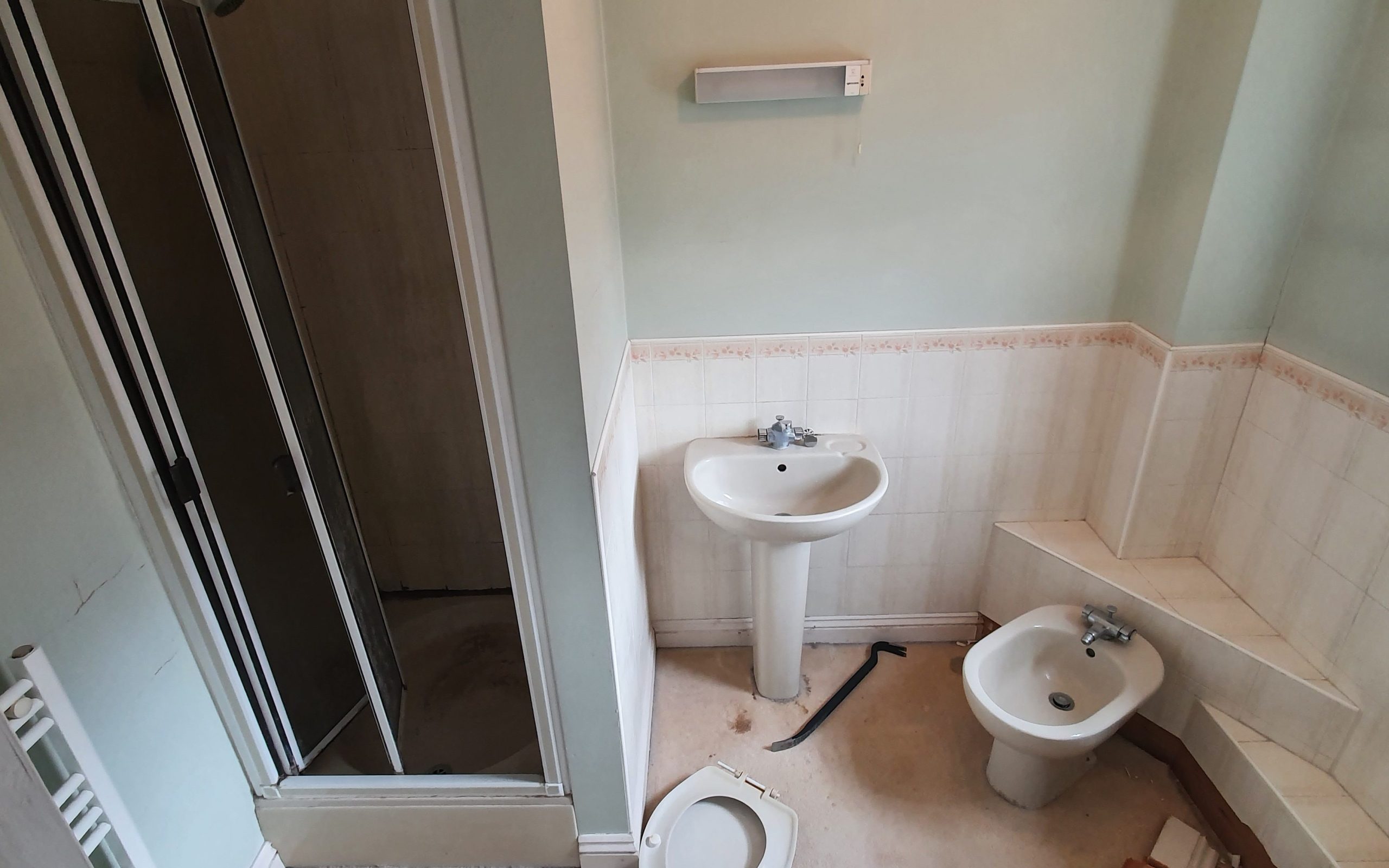 Tired En-suite shower room